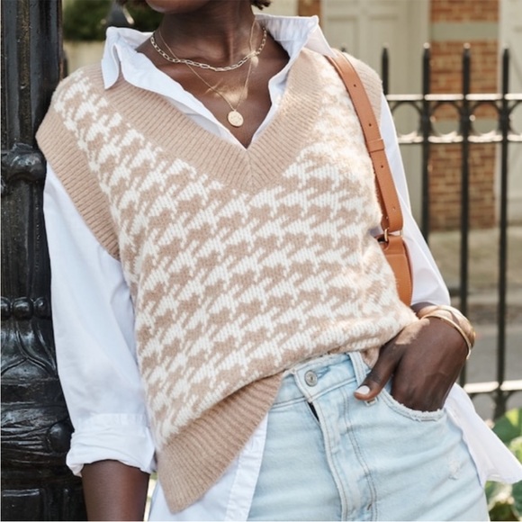 Abercrombie & Fitch Sweaters - Abercrombie & Fitch Houndstooth Tan Sweater Vest